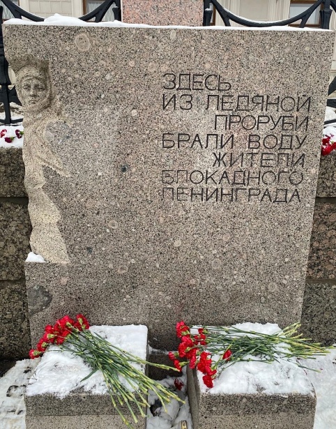 Лавина 2011 г.р. возложила цветы в честь блокады Ленинграда